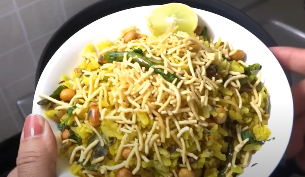 Poha Kaise Banaye - पोहा बनाने की विधि - Poha Recipe In Hindi