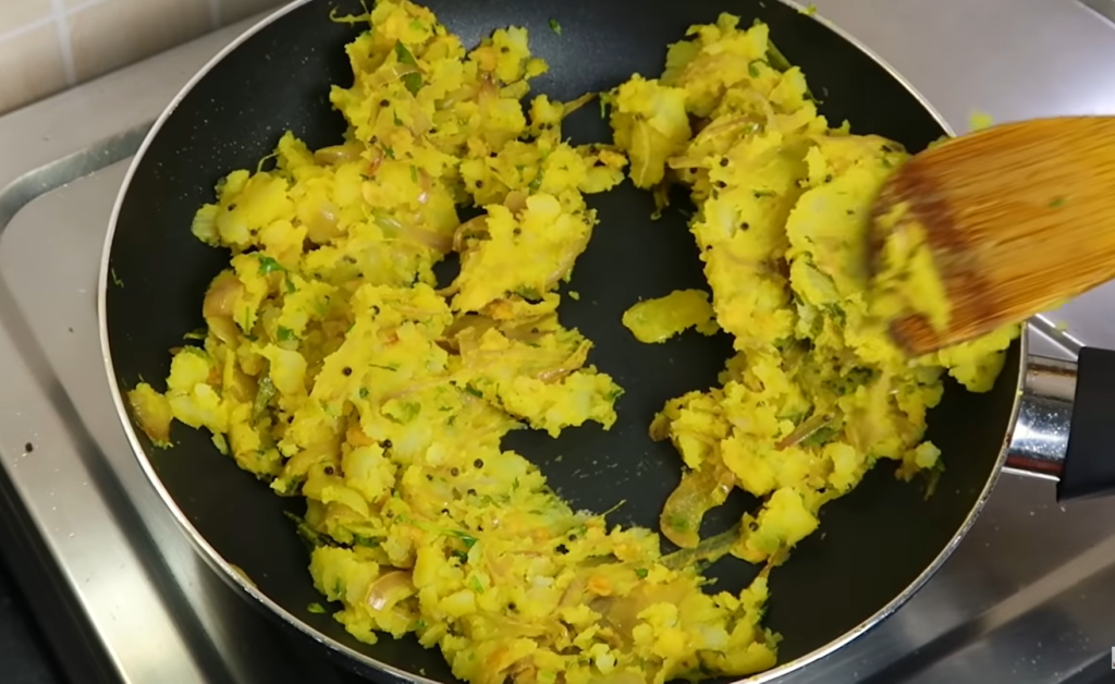 Preparing the Potato Stuffing for masala Dosa (आलू की स्टफिंग तैयार)