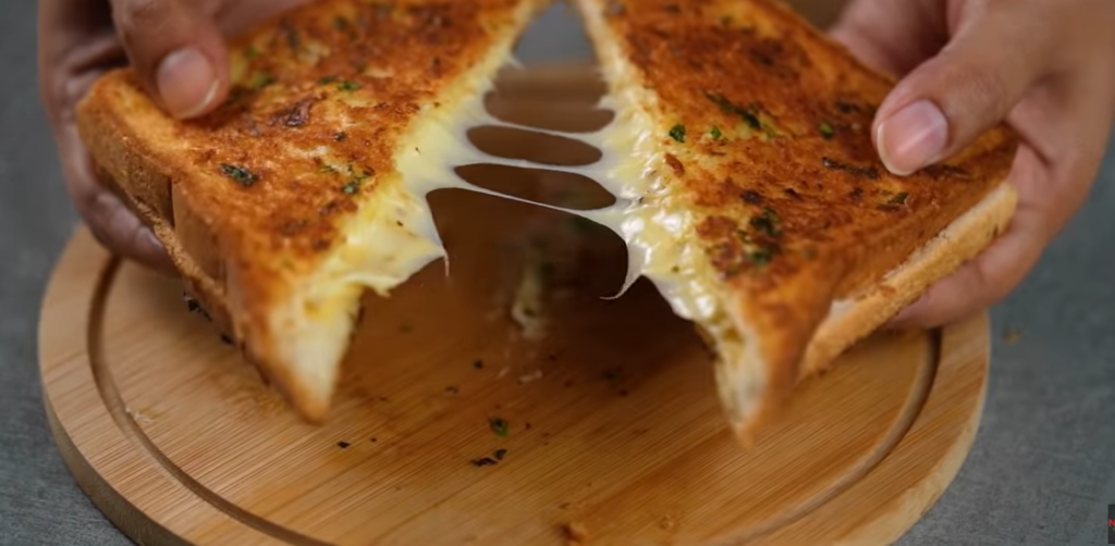 आज हम Bristi Home Recipes में Delicious Cheese Garlic Sandwich Recipe in hindi बनाना सीखेंगे | इसे आप बहुत ही आसानी से अपने घर पर बना सकते हैं | पनीर लहसुन सैंडविच बनाने की विधि को step by step follow करे जो की नीचे दिया गया है 